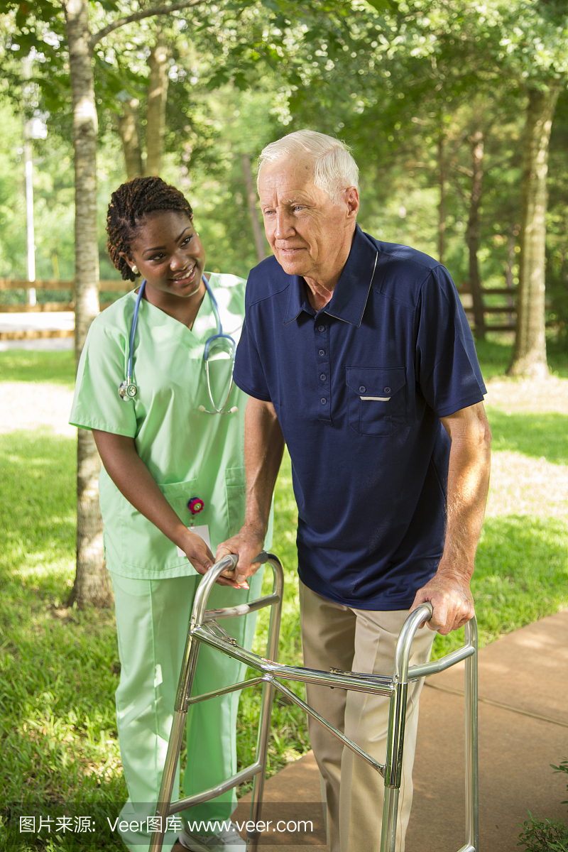 护理:护士用助行器帮助老人外出。养老院。